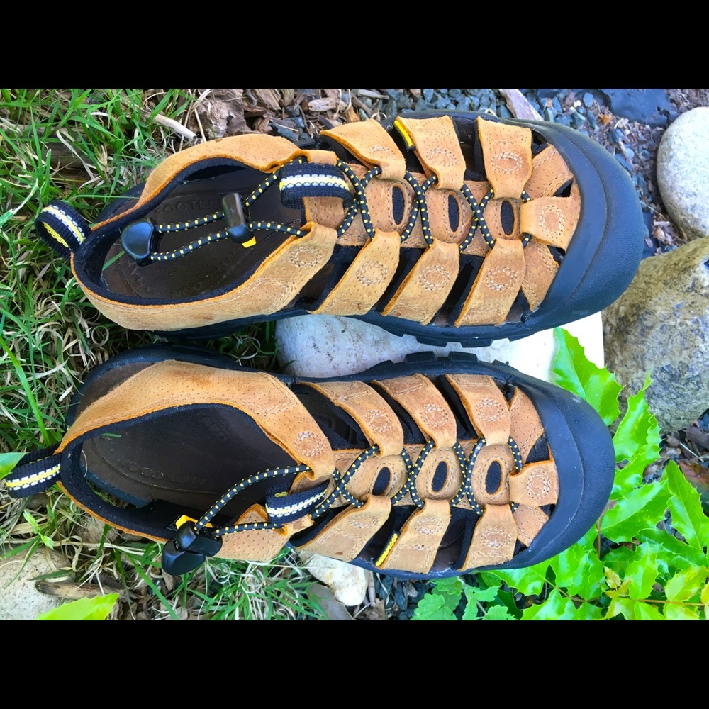 Keen hiking shoes size 8.  Like new.